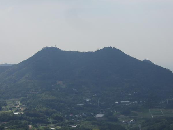山頂からは富山の双耳峰が眺められます。